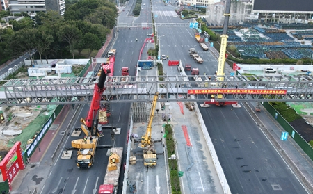 不銹鋼手拉葫蘆應用于佛山鋁合金人行天橋吊裝工作