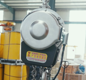 不銹鋼電動葫蘆參與多層豬舍物資吊運工作